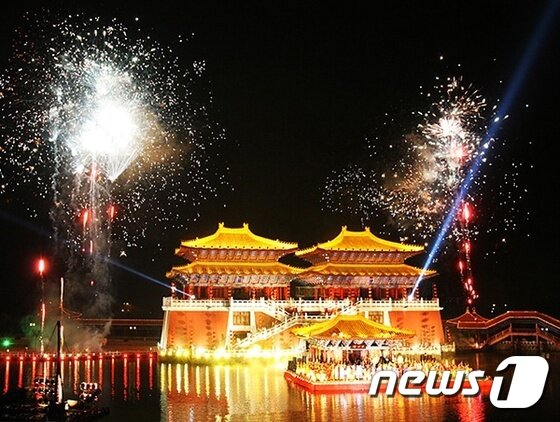 본문 이미지 - 개봉(카이펑)에는 중국 역사상 압도적인 경제력을 배경으로 높은 문화의 꽃을 피운 북송의 시대를 재현한 관광지 ‘청명상하원’이 있다. 사진 출처/ 허난관광국 ⓒ News1 travel