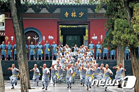 본문 이미지 - 중국 무술의 발원지인 허난성의 소림사는 달마대사가 9년간 면벽 수행을 통해 선종을 창시한 곳이며, 수많은 영화의 단골촬영지로 매년 사람들이 방문한다. 사진 출처/ 허난 관광국 ⓒ News1 travel
