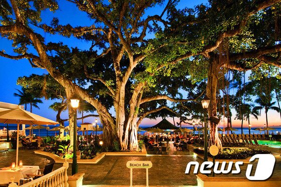 본문 이미지 - 해변에 위치한 레스토랑 ‘비치하우스 앳 더 모아나’ 에서는 최상급 스테이크와 해산물 요리를 즐길 수 있다. 사진 출처/ 웨스틴 모아나 서프라이더 페이스북 ⓒ News1travel