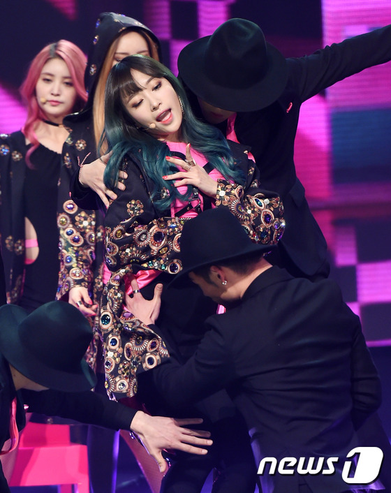 (일산=뉴스1스타) 권현진 기자 = 터치를 부르는 바디라인.EXID 하니(가운데)가 9일 오후 경기도 일산 동구 장항동 MBC 드림센터에서 열린 MBC 뮤직 '쇼챔피언(이하 쇼챔) …