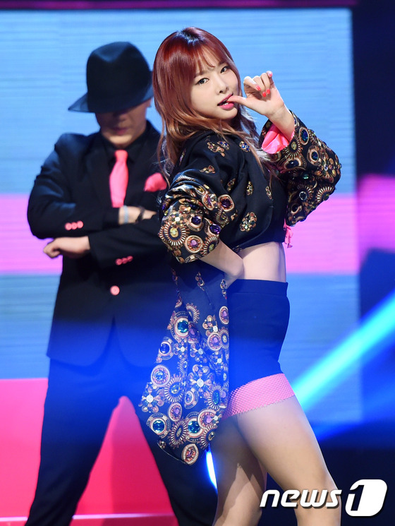 (일산=뉴스1스타) 권현진 기자 = 내가 좀 섹시하지?EXID 솔지가 9일 오후 경기도 일산 동구 장항동 MBC 드림센터에서 열린 MBC 뮤직 '쇼챔피언(이하 쇼챔)'에서 멋진 무 …