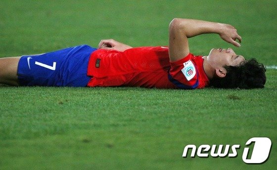 축구대표팀 손흥민이 31일 오후&#40;현지시각&#41; 호주 시드니 스타디움 오스트레일리아에서 열린 2015 아시아축구연맹&#40;AFC&#41; 호주 아시안컵 결승전 한국과 호주의 경기에서 연장 접전 끝에 아쉽게 패한 뒤 그라운드에 누워 눈물을 흘리고 있다.  2015.1.31/뉴스1 ⓒ News1 오대일 기자