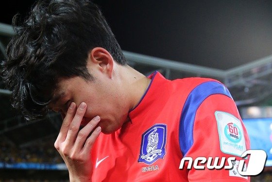 본문 이미지 - 축구대표팀 손흥민이 31일 오후(현지시각) 호주 시드니 스타디움 오스트레일리아에서 열린 2015 아시아축구연맹(AFC) 호주 아시안컵 결승전 한국과 호주의 경기에서 연장 접전 끝에 아쉽게 패한 뒤 눈물을 흘리며 퇴장하고 있다. 슈틸리케 감독이 이끄는 축구대표팀은 이날 8만 관중을 등에 업은 개최국 호주에 1-2로 석패하며 55년 만의 아시안컵 우승 문턱에서 분루를 삼켰다. 2015.1.31/뉴스1 ⓒ News1 오대일 기자