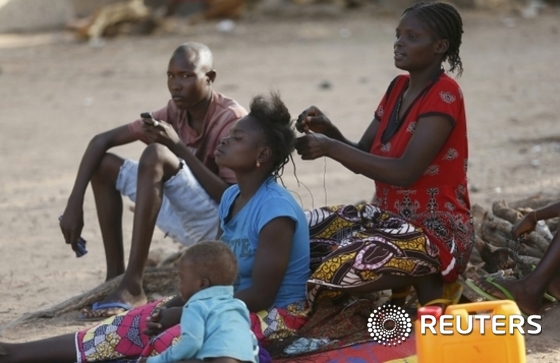 보코하람의 공격을 피해 대피한 나이지리아 여성들이 임시 대피소에서 시간을 보내고 있다. ⓒ로이터=뉴스1