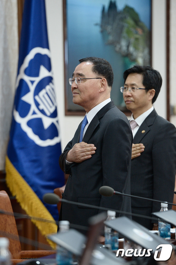 (서울=뉴스1) 송은석 기자 = 10일 오전 정부서울청사에서 열린 국무 회의에서 정홍원 국무총리가 국민 의례를 하고 있다. 2015.2.10/뉴스1