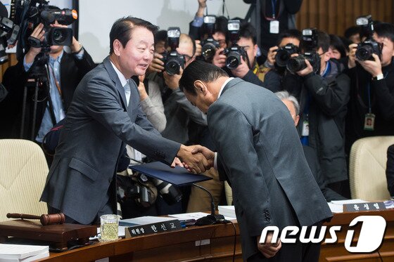본문 이미지 - 이완구 국무총리 후보자가 10일 서울 여의도 국회에서 열린 인사청문회에 출석해 선서문을 한선교 위원장에게 전달한 후 악수하고 있다. 2015.2.10/뉴스1 ⓒ News1 유승관 기자