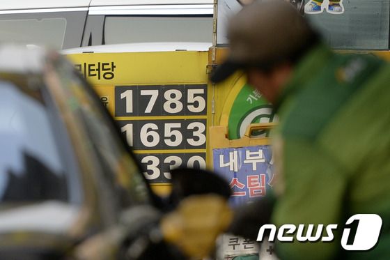10일 오후 서울 시내의 한 주유소에서 시민들이 주유를 하고 있다. 비싼 임대료와 인건비로 인해 전국에서 기름 값이 가장 비싼 서울 휘발유 값 평균이 1500원대에 진입했다. 2015.2.10/뉴스1 © News1 안은나 기자