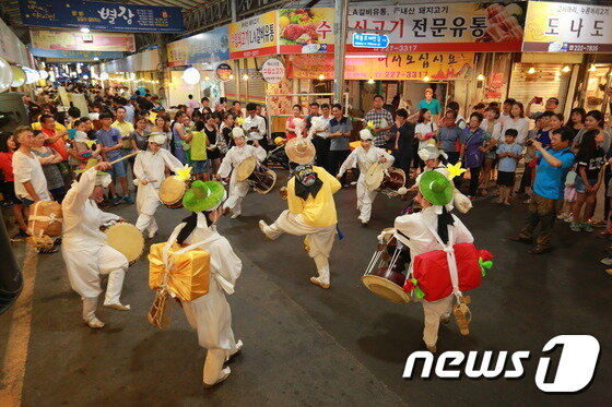 본문 이미지 - 광주 대인예술시장 야(夜)시장의  문화공연  진행 모습ⓒ News1