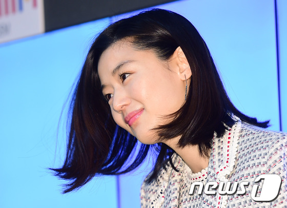 (서울=뉴스1스포츠) 권현진 기자 = 배우 전지현이 11일 오전 서울 한샘 플래그샵 논현점에서 열린 ‘2015 S/S 신혼 라이프스타일 제안 행사'에 참석해 인사를 하고 있다.전지 …