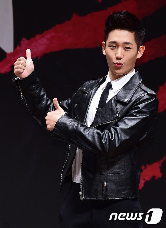 본문 이미지 - 배우 정해인이 11일 오후 서울 서울성모병원 마리아홀에서 열린 KBS2 월화드라마 "블러드‘(극본 박재범, 연출 기민수 이재훈) 제작발표회에 참석해 포즈를 취하고 있다. ⓒ News1 스포츠 / 권현진 기자