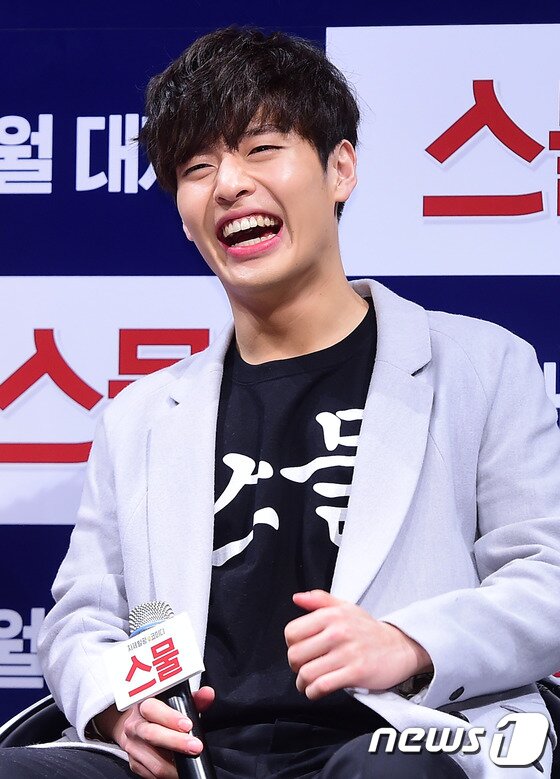 본문 이미지 - 배우 강하늘이 12일 오전 서울 강남 신사동 압구정 CGV에서 열린 영화 ‘스물’(감독 이병헌) 제작보고회에 앞에는 "스물", 뒤에는 "경재"가 적힌 티셔츠를 입고 참석해 미소를 짓고 있다. ⓒ News1 스포츠 / 권현진 기자