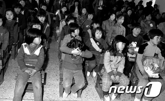 (파주=뉴스1) 조희연 기자 = 행정자치부 국가기록원은 13일 DMZ 안에 있는 경기도 파주 대성동초등학교 졸업식을 앞두고 대성동초등학교 사진기록집을 공개했다.대성동초등학교는 19 …