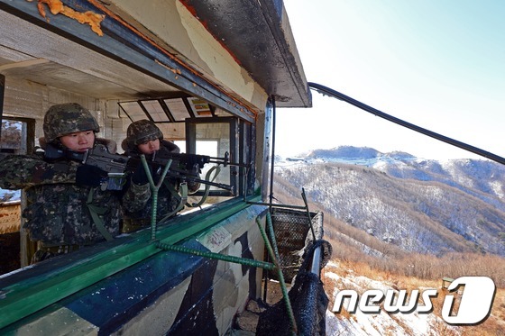 (서울=뉴스1) 정회성 기자 = 설 명절을 일주일 앞둔 12일 오후 강원 양구군 육군 21사단 쌍둥이 병사 박해규(왼쪽), 박재규 일병이 중동부전선 최전방 GOP초소에서 경계작전을 …
