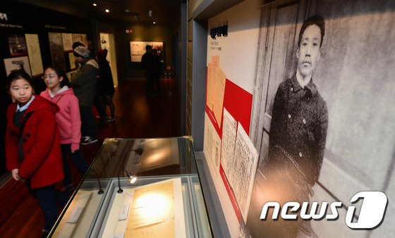 (서울=뉴스1) 송은석 기자 = 이토 히로부미를 저격한 안중근 의사가 중국 뤼순에서 사형 선고를 받은 날인 14일 오후 서울 남산 안중근 의사 기념관에서 시민들이 전시물을 보고 있 …