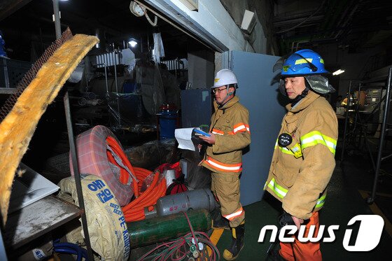 본문 이미지 - 14일 오후 3시15분쯤 경북 경주시 마동 코오롱 호텔 지하 1층에서 보온제 교체 작업 중 다량의 CO2 가스가 누출돼 총 7명의 부상자 중 1명이 사망한 가운데 119구조대원들이 사고 현장을 수습하고 있다.2015.2.14/뉴스1 ⓒ News1 최창호 기자