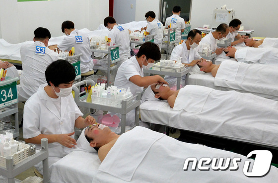 (오산=뉴스1) 이재명 기자 = 15일 오후 경기도 오산대학교 희망관에서 열린 제3회 미용사(피부) 실기시험에서 남자 수험생들이 갈고 닦은 실력을 발휘하고 있다. 한국기술자격검정원 …