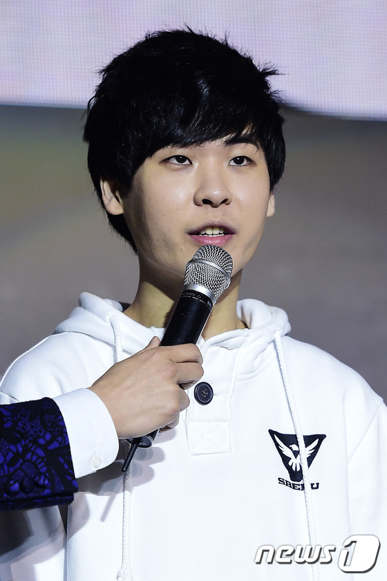 (서울=뉴스1스포츠) 김진환 기자 = 무패로 우승할게요. 프로게이머 김성현이 15일 오후 서울 송파구 잠실 학생 체육관에서 열린 ‘스베누 스타리그’ 결승전을 앞두고 각오를 밝히고 …