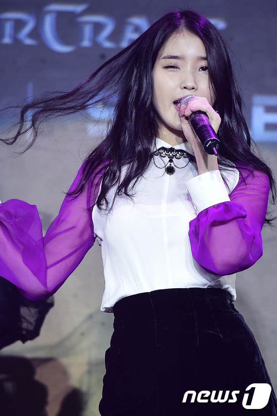 (서울=뉴스1스포츠) 김진환 기자 = 남심 유혹하는 섹시한 윙크. 가수 아이유가 15일 오후 서울 송파구 잠실 학생 체육관에서 열린 ‘스베누 스타리그’ 결승전을 앞두고 열린 축하무 …