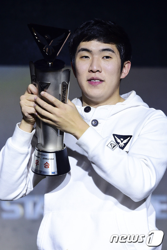 (서울=뉴스1스포츠) 김진환 기자 = 이게 바로 우승트로피에요. 프로게이머 최호선이 15일 오후 서울 송파구 잠실 학생 체육관에서 열린 ‘스베누 스타리그’ 결승전에서 김성현을 세트 …