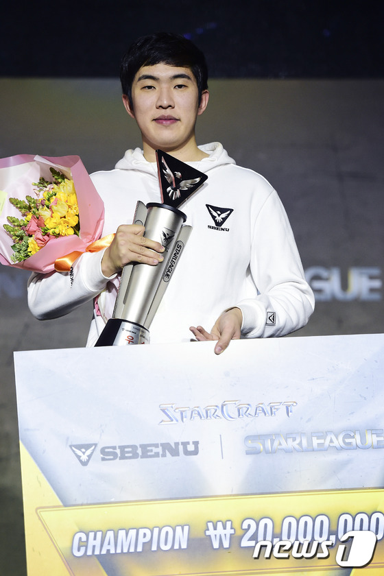 (서울=뉴스1스포츠) 김진환 기자 = 상금 2천만원은 나의 품으로~ 프로게이머 최호선이 15일 오후 서울 송파구 잠실 학생 체육관에서 열린 ‘스베누 스타리그’ 결승전에서 김성현을 …