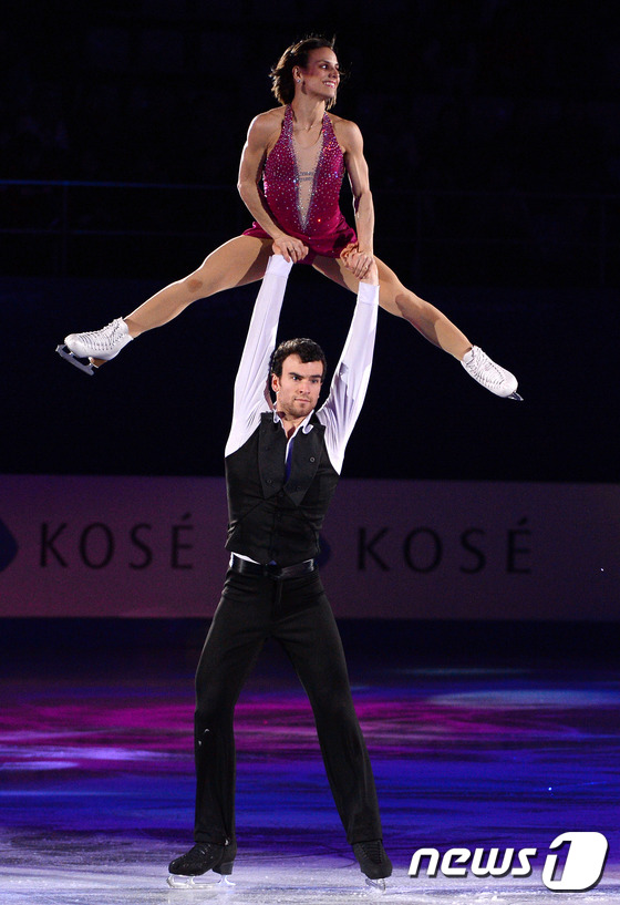 (서울=뉴스1) 이동원 기자 = 15일 오후 서울 목동 아이스링크에서 열린 '2015 ISU 4대륙 피겨 선수권대회' 갈라쇼에서 페어 프리 메건 두하멜과 에릭 래드포드가(캐나다)조 …