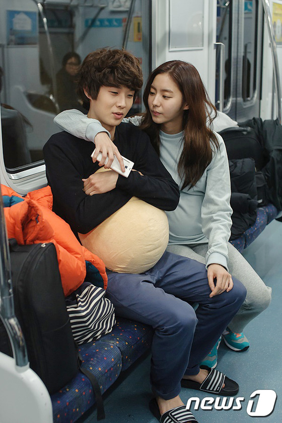 (서울=뉴스1스포츠) 권현진 기자 = ‘우유 커플’ 유이(오른쪽)와 최우식의 알콩 달콩한 촬영 현장 사진이 공개됐다.두 사람은 지하철에 앉아 어깨동무를 하고 있다. 유이는 과감하게 …