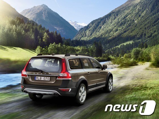 본문 이미지 - 볼보자동차 왜건형 CUV XC70 뒷모습(볼보자동차코리아 제공)ⓒ News1