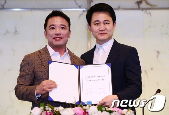 본문 이미지 - (왼쪽부터) 김택진 엔씨소프트 대표와 방준혁 넷마블 의장 2015.2.17/뉴스1 ⓒ News1 박지혜 기자