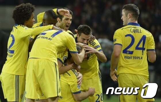 본문 이미지 - 첼시의 선수들이 18일 새벽(한국시간) 파르크 데 프랭스에서 열린 PSG와의 경기에서 이바노비치의 득점에 기뻐하고 있다. 첼시는 PSG 원정에서 1-1 무승부를 기록하며 유리한 위치를 점했다. ⓒ AFP=News1