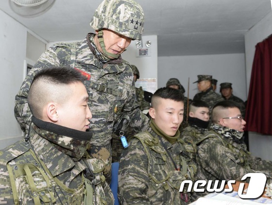 (서울=뉴스1) 손형주 기자 = 이영주 해병대사령관(중장)은 18일 수요일, 설 연휴 기간 중에도 최고도의 군사대비태세를 유지하고 있는 수도권 서측 최전방 경계작전부대를 작전지도하 …