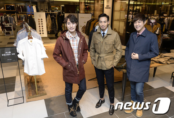 (서울=뉴스1) 안은나 기자 = 입춘(立春)을 이틀 앞둔 2일 오전 서울 중구 신세계백화점 본점에서 모델들이 봄 분위기가 물씬 풍기는 왁스자켓 전문 브랜드 '바스통(bastong) …