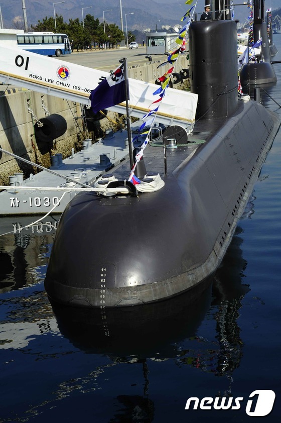 (부산ㆍ경남=뉴스1) 최재호 기자 = 해군 잠수함 사령부가 창설된 2일 진해 군항에 이천함과 김좌진함이 정박해 있다.대한민국해군이 잠수함 운영 23년만에 세계 6번째로 잠수함 사령 …