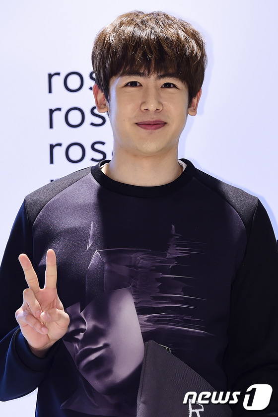 (서울=뉴스1스포츠) 김진환 기자 = 못본 사이에 후덕해진 태국왕자. 투피엠(2PM) 닉쿤이 22일 오후 서울 송파구 잠실 롯데월드몰 로사케이(rosa.K) 매장에서 열린 포토월 …