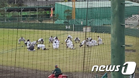 본문 이미지 - 한화 이글스 선수들이 23일 일본 오키나와 고친다구장에서 몸을 풀고 있다.ⓒ News1