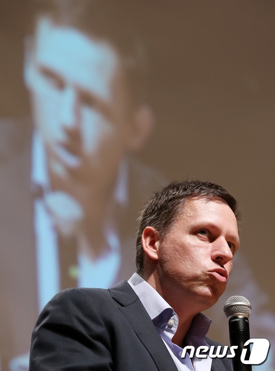 (서울=뉴스1) 오대일 기자 = 세계 최대 전자결제 시스템 회사인 '페이팔' 창업자 피터 틸이 24일 오후 서울 서대문구 연세대학교 백양콘서트홀에서 연세대 경영대 설립 100주년 …