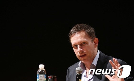 본문 이미지 - 세계 최대 전자결제 시스템 회사인 '페이팔' 창업자 피터 틸이 24일 오후 서울 서대문구 연세대학교 백양콘서트홀에서 연세대 경영대 설립 100주년 기념 특강을 하고 있다. 2015.2.24/뉴스1 ⓒ News1 오대일 기자