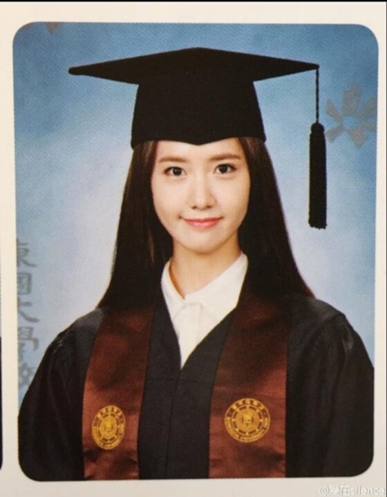 본문 이미지 - 소녀시대 윤아의 대학교 졸업앨범 사진이 공개돼 화제다. ⓒ 뉴스1스포츠 / 온라인 커뮤니티