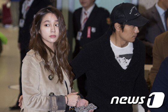 본문 이미지 - 배우 이병헌-이민정 부부가 26일 오전 LA에서 인천국제공항을 통해 입국하고 있다. ⓒ News1 스포츠 / 김진환 기자