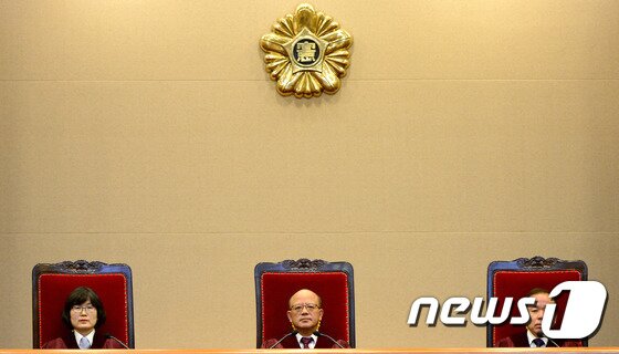 본문 이미지 - 박한철 헌법재판소장과 헌법재판관들이 26일 오후 서울 종로구 재동 헌법재판소 대심판정에 자리하고 있다. 헌법재판소는 2015년 2월 26일 재판관 9명 가운데 7(찬성) 대 2(반대)로 형법 241조 간통죄 처벌조항에 대한 위헌법률심판에서 위헌 결정을 내렸다. 2015.2.26/뉴스1 ⓒ News1 박정호 기자