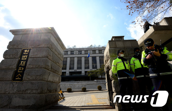 26일 오후 서울 종로구 재동 헌법재판소 정문 앞에 경찰들이 근무를 서고 있다. 2015.2.26/뉴스1 © News1 박정호 기자