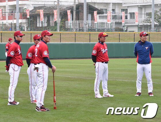 본문 이미지 - 조계현 KIA 수석 코치(오른쪽 두번째)와 코치들이 24일 오키나와 구장에서 경기 전 수비 훈련을 하고 있는 히로시마 선수들을 지켜보고 있다. ⓒ News1스포츠 / 오키나와=이창호 기자