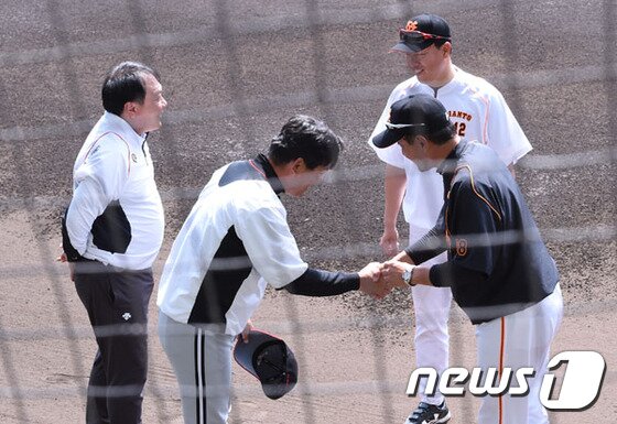 본문 이미지 - 양상문 LG 감독(왼쪽)과 하라 요미우리 감독이 25일 나하 셀룰러 구장에서 열린 연습경기에 앞서 서로 인사를 나누고 있다. ⓒ News1스포츠 / 오키나와=이창호 기자