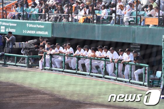본문 이미지 - 요미우리 코칭스태프와 선수들이 25일 나하 셀룰러 구장에서 열린 LG와의 연습경기를 지켜보고 있다. ⓒ News1스포츠 / 오키나와=이창호 기자