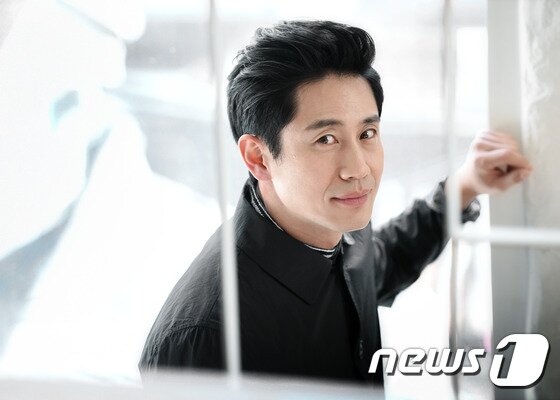 본문 이미지 - 배우 신하균이 최근 진행된 뉴스1스포츠와의 인터뷰에서 영화 '순수의 시대'에서 함께 호흡을 맞췄던 강한나를 칭찬했다. ⓒ News1 스포츠 / 권현진 기자