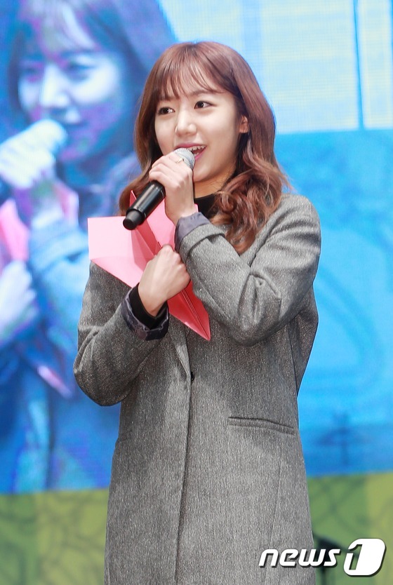 (서울=뉴스1) = 에이핑크 김남주가 27일 오전 경기도 수원시 장안구 천천동 성균관대학교 자연과학캠퍼스 입학식에 참석해 인사말을 하고 있다. 2015.2.27 스타뉴스/뉴스1