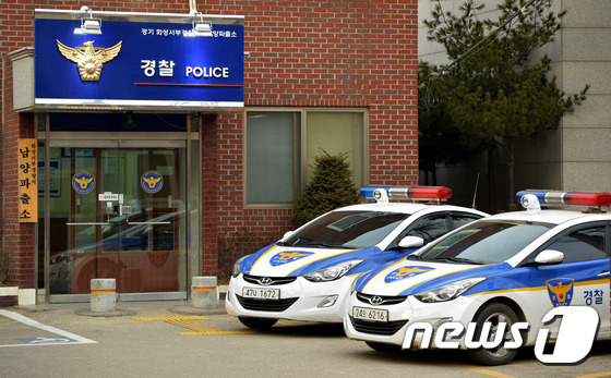 (화성=뉴스1) 이재명 기자 = 27일 오전 8시38분께 경기도 화성시의 한 가정집에서 엽총 난사 신고를 받고 출동한 故이강석 남양파출소장이 범인이 쏜 총에 맞아 사망했다. 사진은 …