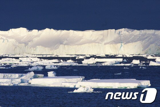본문 이미지 - 기후변화로 북극 빙하가 녹아내리고 있는 장면. ⓒ AFP=News1