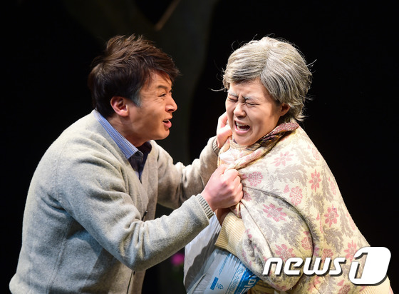 (서울=뉴스1스포츠) 권현진 기자 = "엄마 나야, 나"배우 김왕근, 이재은(오른쪽)이 3일 오후 서울 대학로 예술마당에서 열린 연극 ‘숨비소리’(연출 임창빈) 프레스콜에 출연해 …