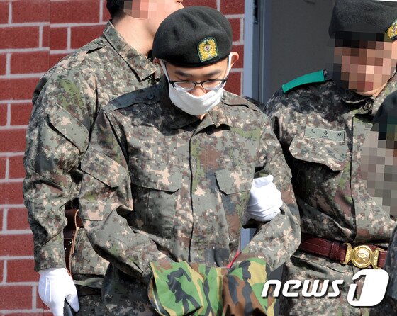 본문 이미지 - 육군22사단 GOP에서 총기난사 후 탈영했던 임모 병장이 3일 오후 1군사령부 보통군사법원에서 사형을 선고받은 뒤, 버스에 오르고 있다.  2015.2.3/뉴스1 ⓒ News1 윤창완 기자