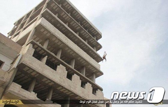 본문 이미지 - 남자가 7층 높이의 건물에서 땅으로 떨어지고 있다. ⓒ News1